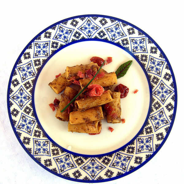 Rigatoni con pesto di broccolo fiolaro, pomodori e salame Campanella del borgo