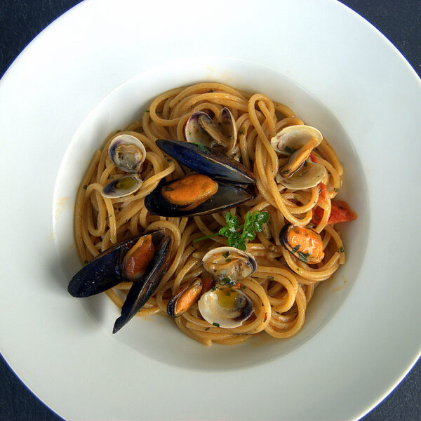 Spaghetti alla chitarra mit Miesmuscheln und Venusmuscheln