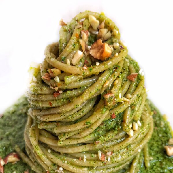 Spaghetti con pesto di rucola, mandorle e pomodori secchi