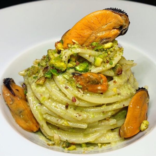 Spaghetti con cozze e pesto di pistacchio