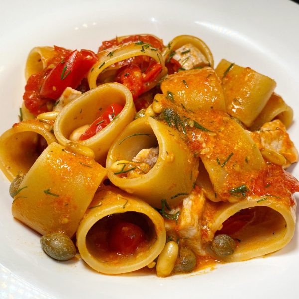 Anello Pasta Armando con pesce spada, datterini, capperi, pinoli e finocchietto