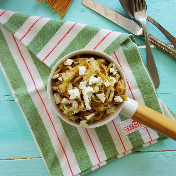 Linguine aus Hülsenfrüchten mit Radicchio, Rosinen und Pinienkernen