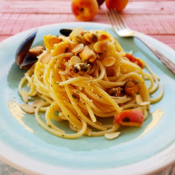 Spaghetti alla chitarra con pesche, cozze e mandorle