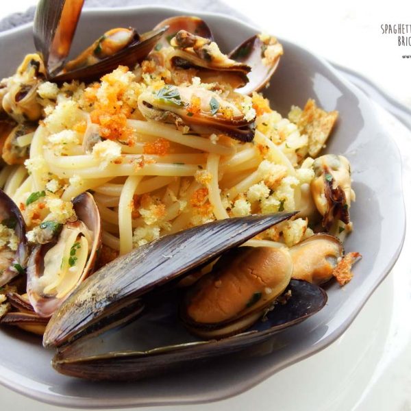 Spaghetti cozze, vongole e briciole croccanti