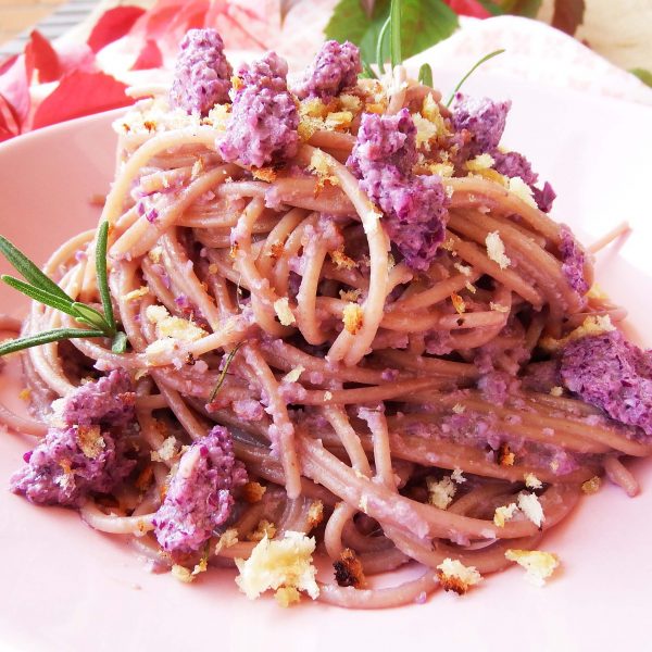 Spaghetti integrali con pesto di cavolo rosso e briciole croccanti al rosmarino