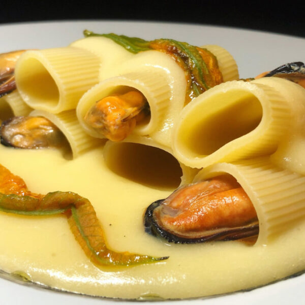 Schiaffoni con cozze, patate e fiori di zucca